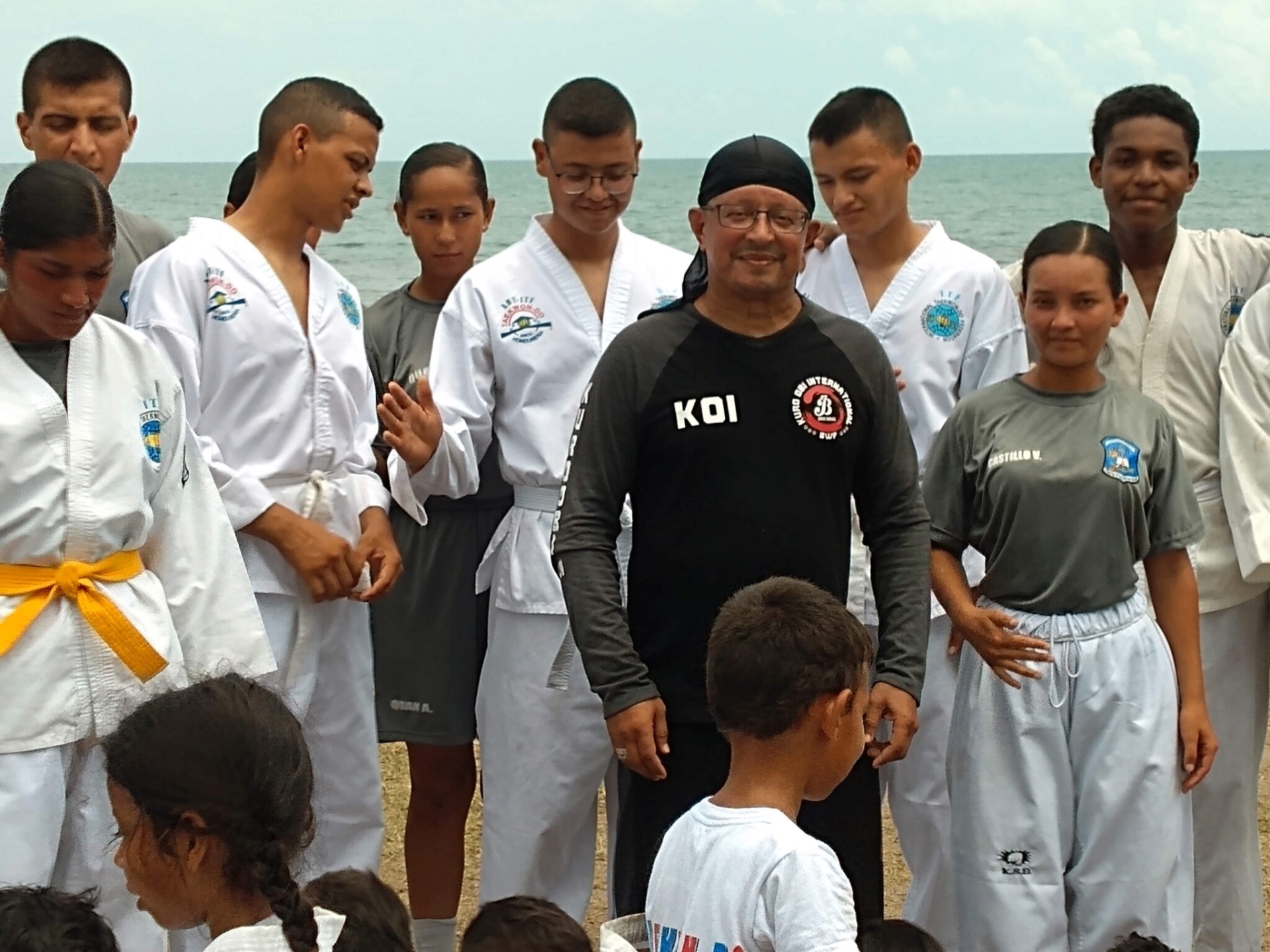 Shihan Jorge Borjas con estudiantes en la costa
